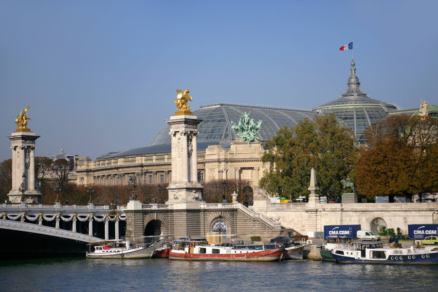 Live the unforgettable experience of the Bateaux Mouches in Paris